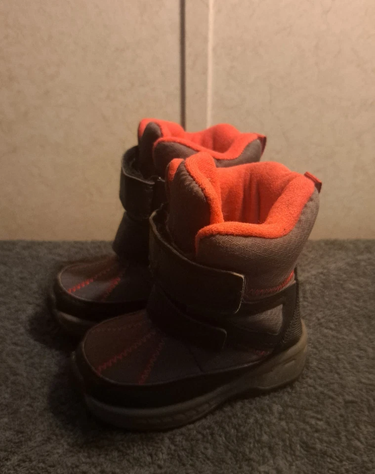 Botas de nieve Carter's para niños pequeños talla 5 Foto 2 de 4