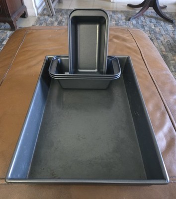 Chicago Metallic 9''x13'' Carbon Steel Cake/Lasagna Pan + 4 Mini Loaf Pans