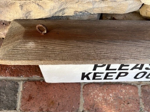 Letrero colgante vintage de madera "POR FAVOR, MANTÉNGASE ALEJADO" Foto 3 de 4