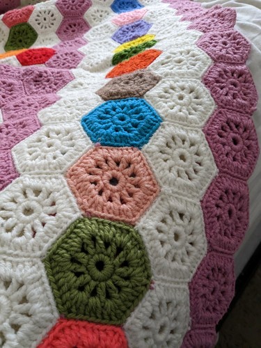 Vintage Handmade Multi Colored Crochet Blanket for Queen bed. - Bild 5 von 5