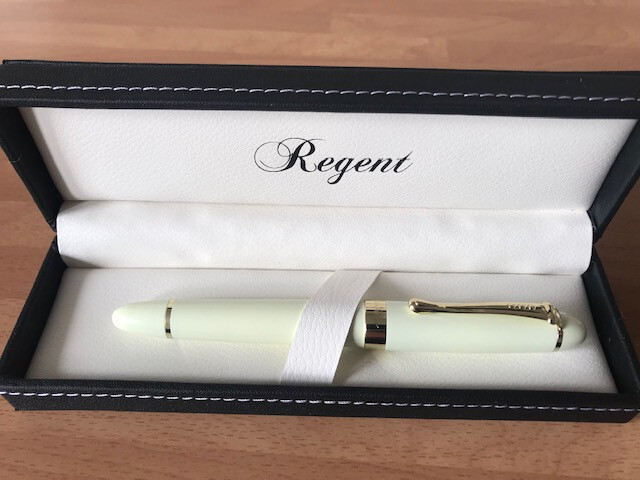 Coffret stylo roller blanc cassé laqué : une idée cadeau prestigieuse pour toutes occasions