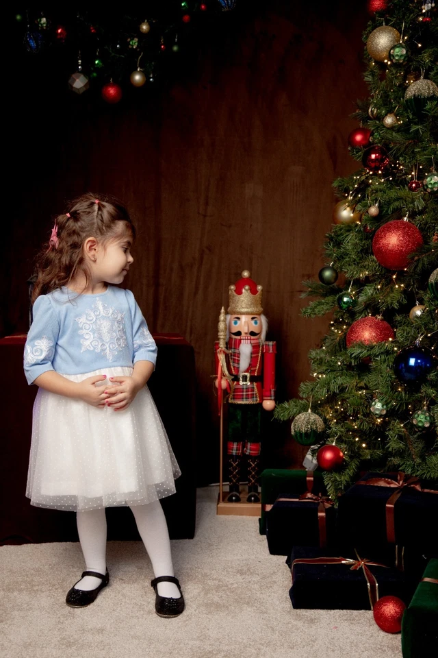 Vestido de Año Nuevo Hecho a Mano "Copo de Nieve" para Niñas con Bordado en Azul y Blanco Foto 3 de 4