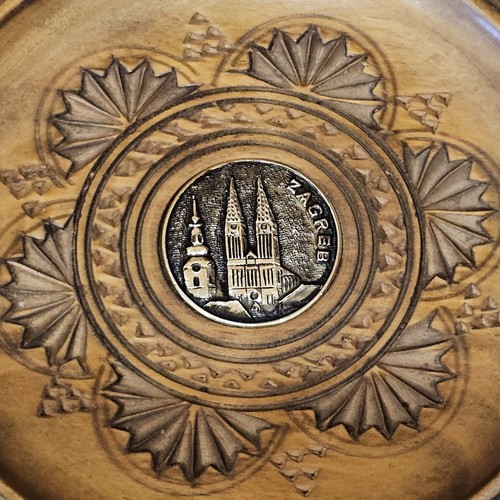 7" ZAGREB Hand Carved Wooden Plate Plaque Souvenir Collectible - Picture 2 of 4