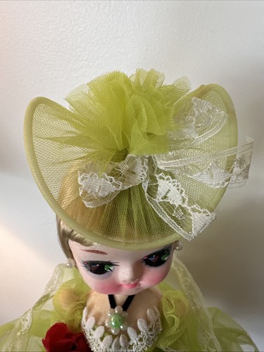 Muñeca Bradley Ojos Grandes Elegante Southern Belle Verde Vestido y Sombrero 12" De Colección Años 70 - Imagen 9 de 10