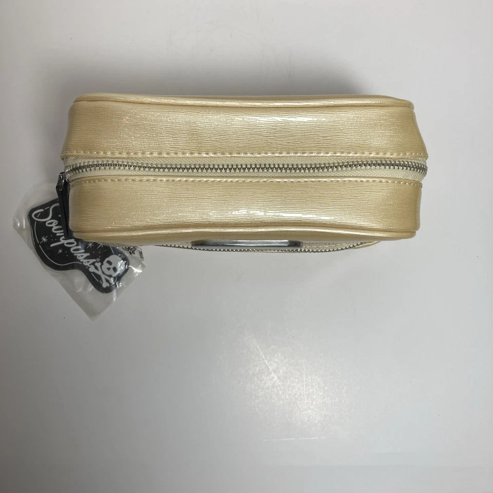 Bolsa de Maquillaje/Viaje Sourpuss Nueva con Etiquetas Color Crema Dorado Traga Dos Bolsillos Foto 3 de 4