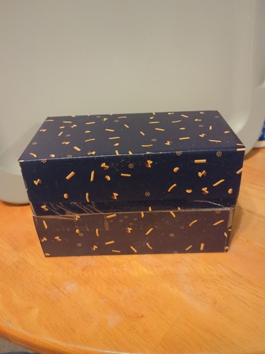 Nik Bentel Primera Edición Bolso Pasta Barilla 1 de 100 Cuero Monedero Azul/Dorado Nuevo en Caja - Imagen 6 de 7