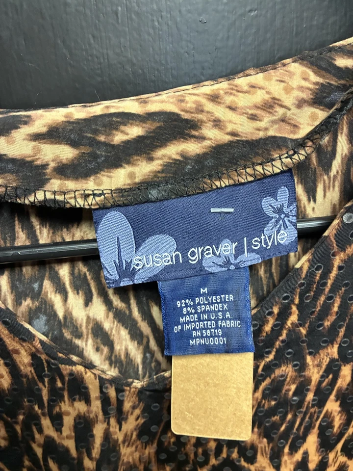 Top Susan Graver Estampado Animal Embellecido Damas Manga Corta Cuello en V - Talla M Foto 2 de 3