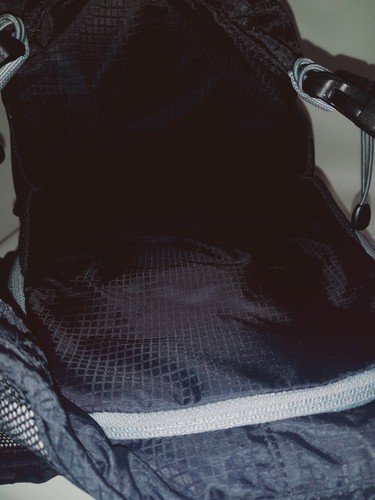 USWE Airborne 15L Trinkrucksack mit 100 Unzen Blase, schwarz und grau - Bild 13 von 13