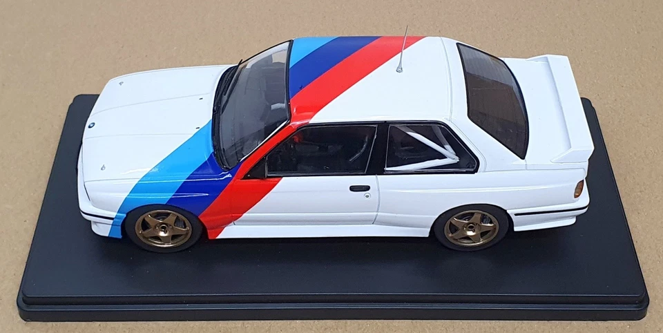 Caja Blanca Escala 1/24 WB124244 - BMW M3 1989 (E30) Blanco/Azul/Rojo Foto 4 de 4
