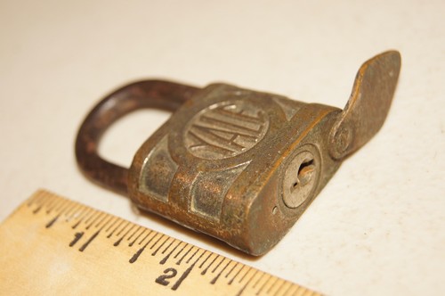 YALE & LOCK Company RUSTY PADLOCK No Key w/ Keyhole Cover Antique Vintage 1900s - Picture 2 of 5