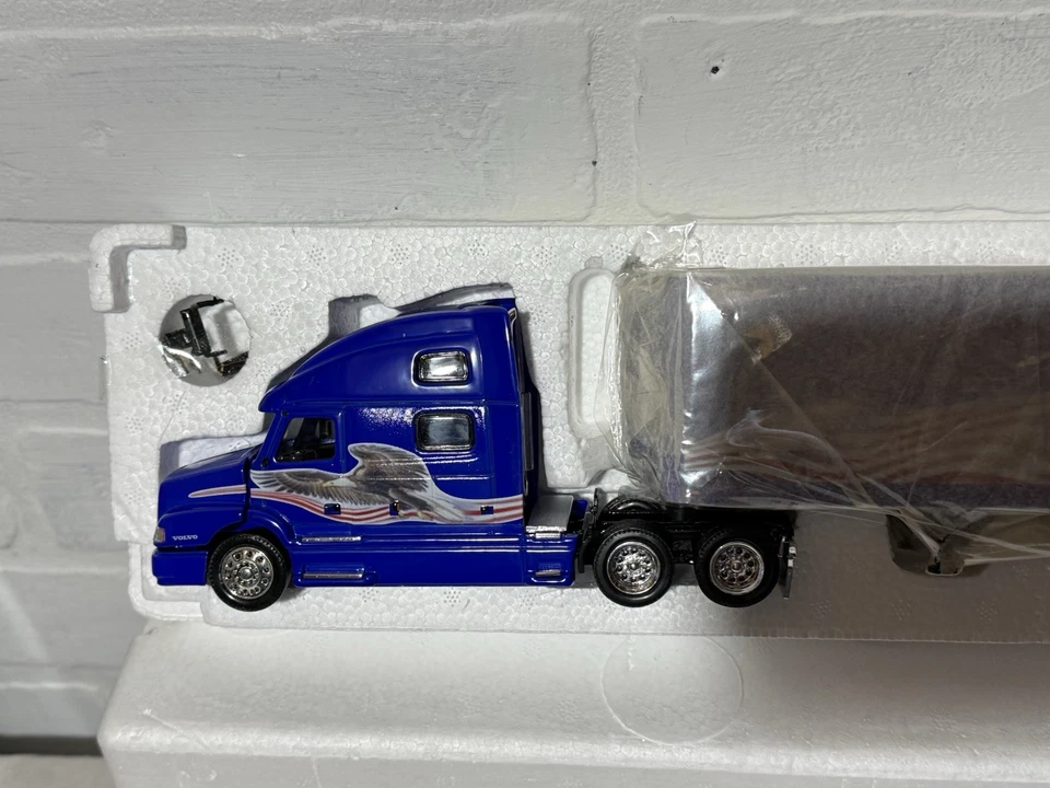 Réplicas Tonkin Volvo 770 TAS 1:53 com 48’ Van Trailer gráficos patrióticos novo na caixa - Imagem 2 de 4