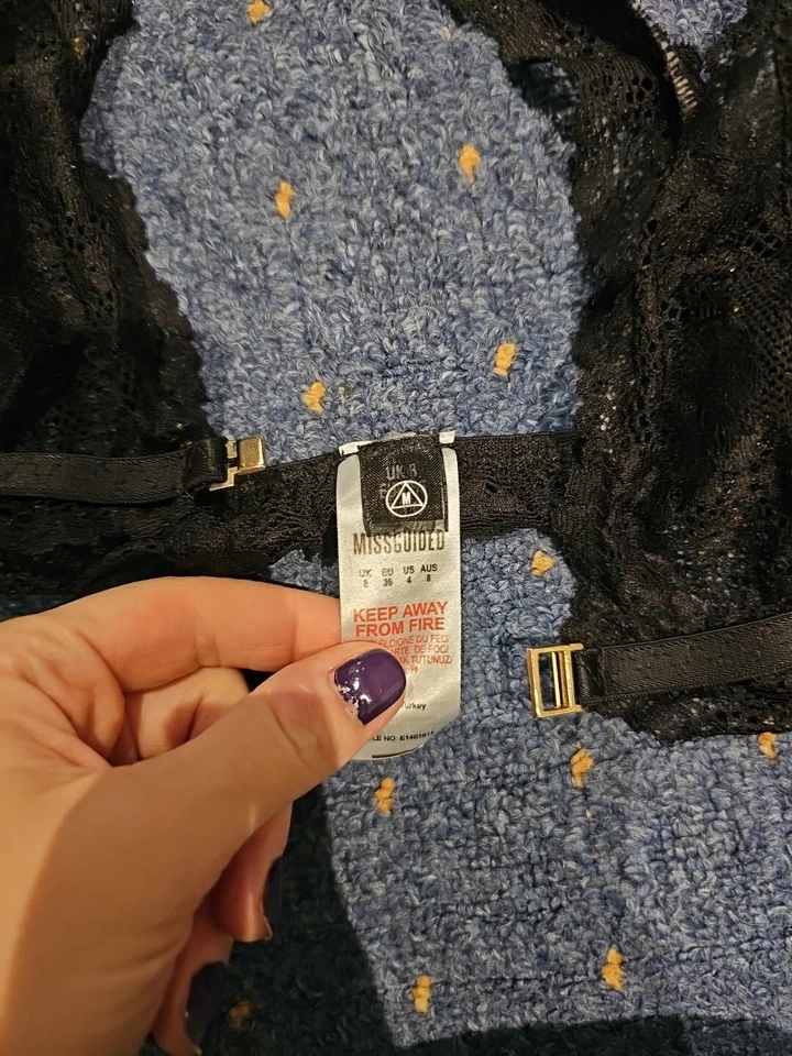 Sujetador Missguided cierre frontal de encaje negro. Talla 8. V Foto 3 de 4