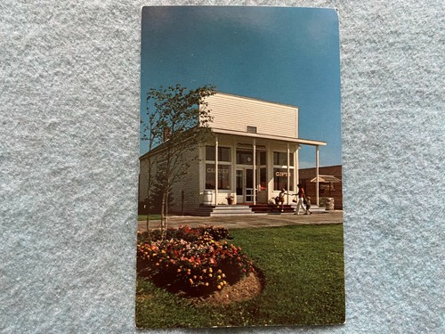 The Cracker Barrel, Farm's Country Store, Laona, Wisconsin  Vintage Postcard - Picture 1 of 2