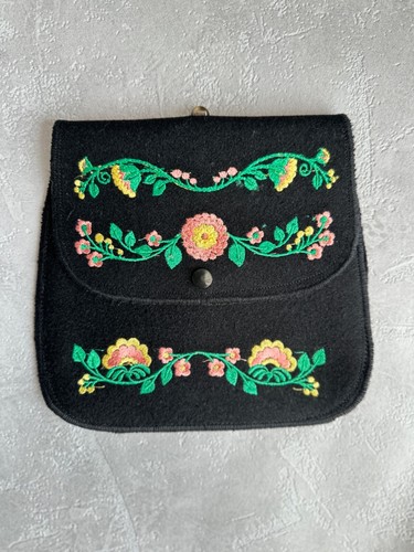 Borsa Scandinavian Folk Bunad - Portamonete ricamata a mano 8x8" in feltro di lana - Foto 5 di 29