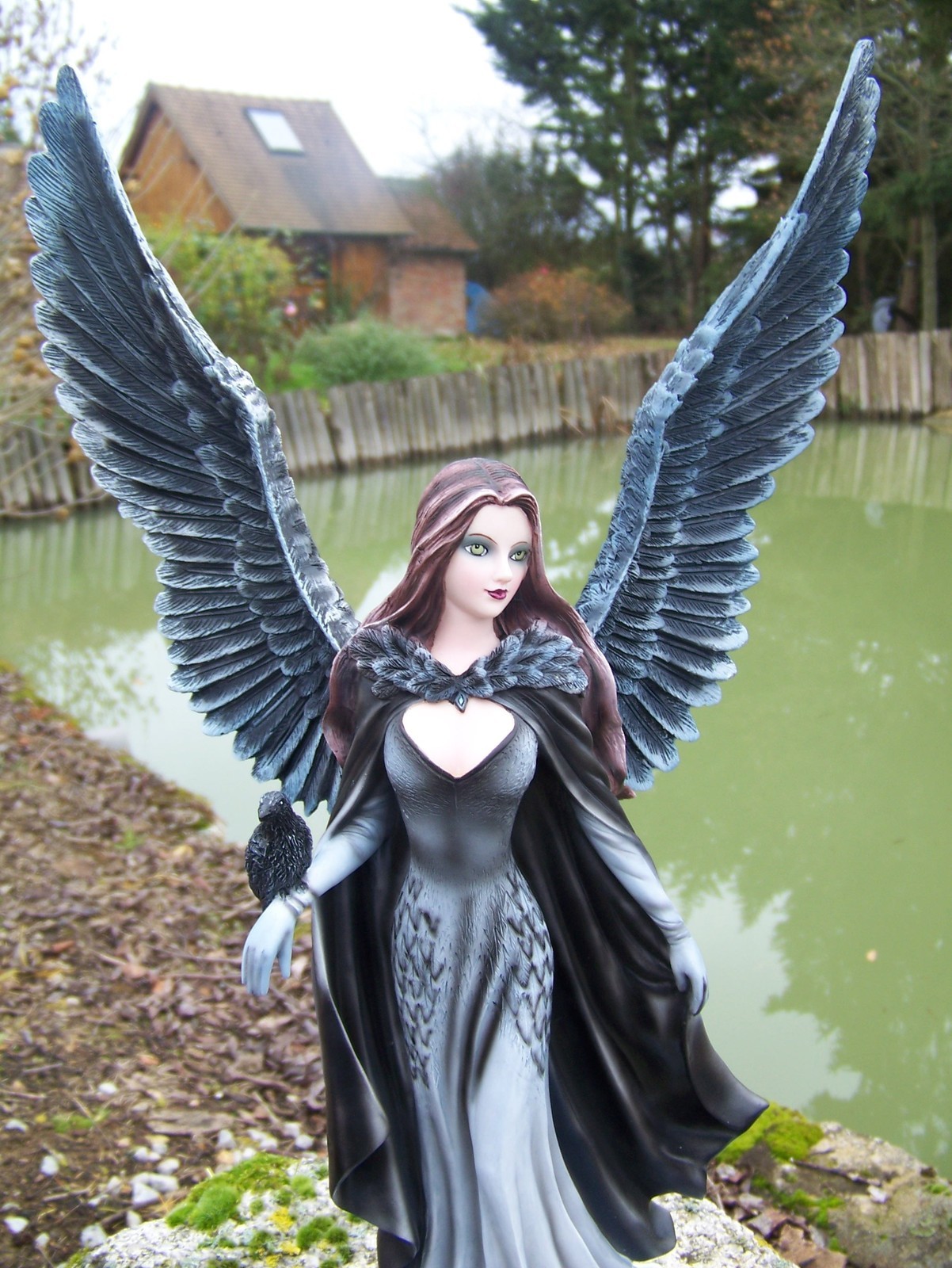 Grande statuette elfe et corbeau 47 cm pour décorer un salon heroic fantasy