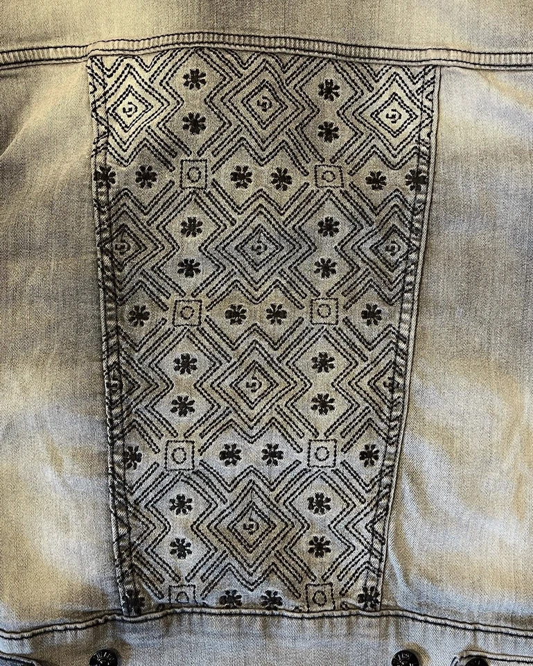 Chaqueta vaquera corta gris Lularoe con bordado negro talla mediana Foto 3 de 4