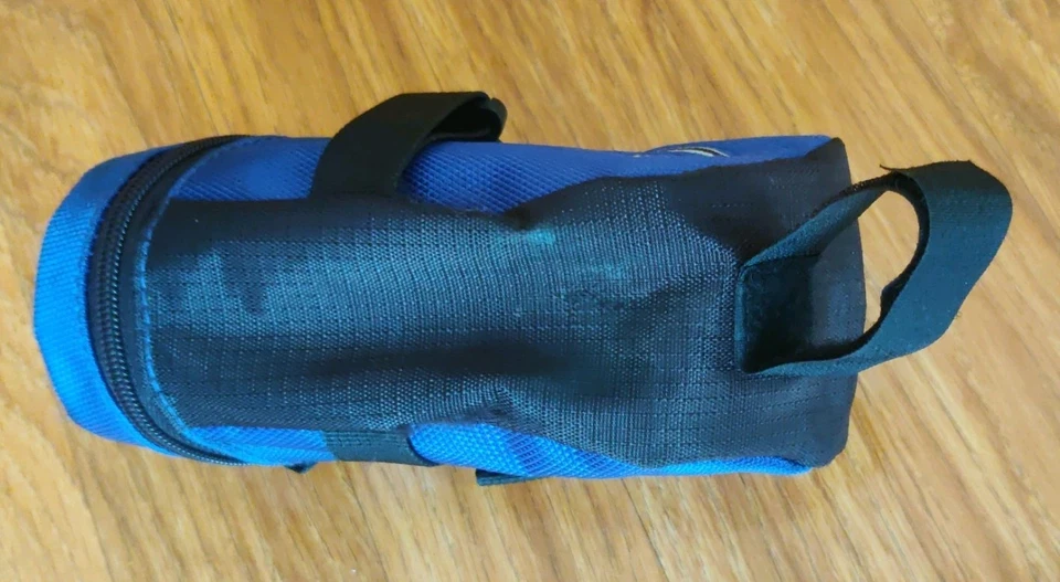 Bolsa de bicicleta Trans It debajo del sillín de nailon reflectante azul y negro Foto 2 de 4