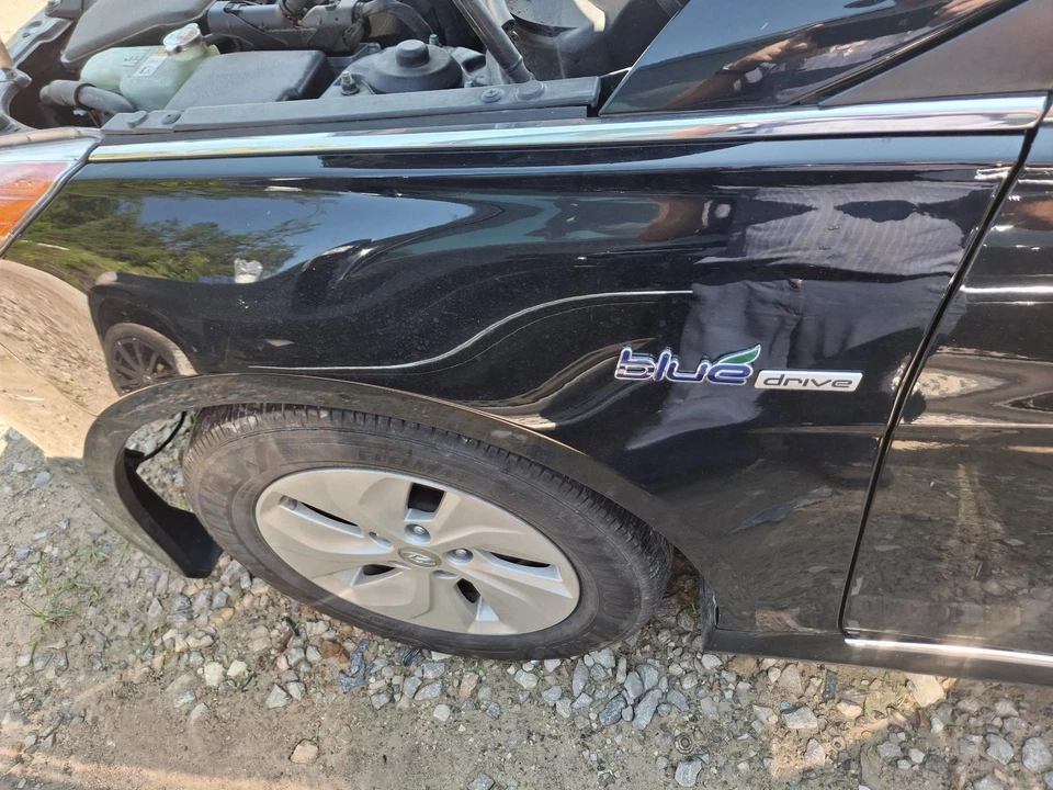 Used Air Cleaner Assembly fits: 2013 Hyundai Sonata 2.4L VIN 4 8th digit hybrid - Image 2 of 4