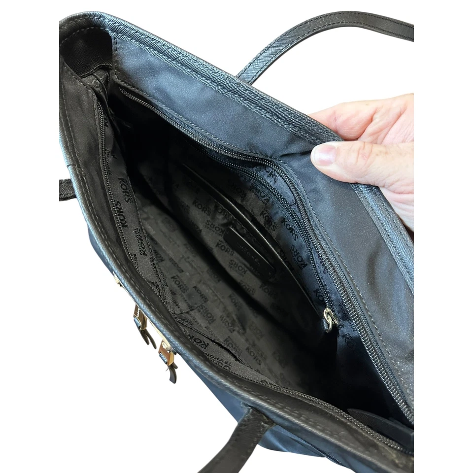 Bolso de Mano Michael Kors Negro Nylon Herrajes Dorados Bolsillo con Cremallera Ligero Foto 4 de 4