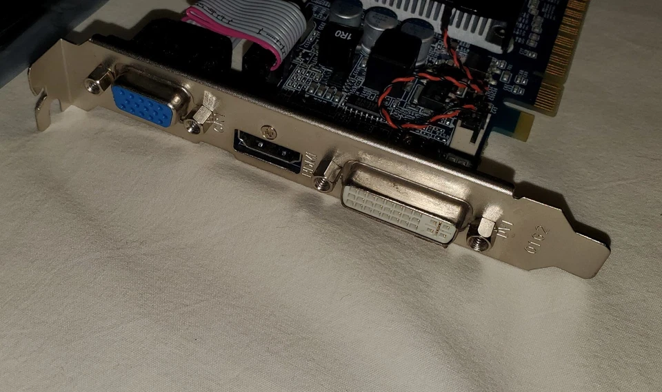 Galaxy NVIDIA GeForce 210 1GB DDR2 PCIe CRT DVI HDMI VGA Graphics Card - Image 3 of 4