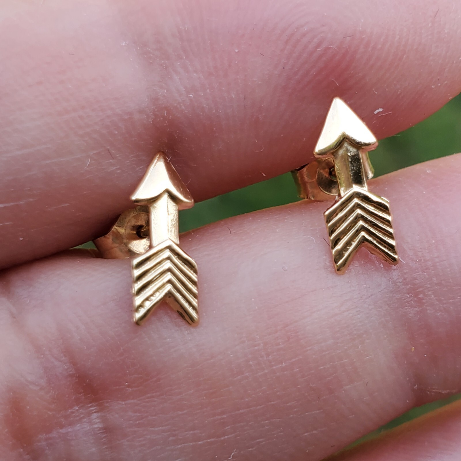 14K SOLID YELLOW GOLD SMALL ARROW STUD EARRINGS -… - image 2