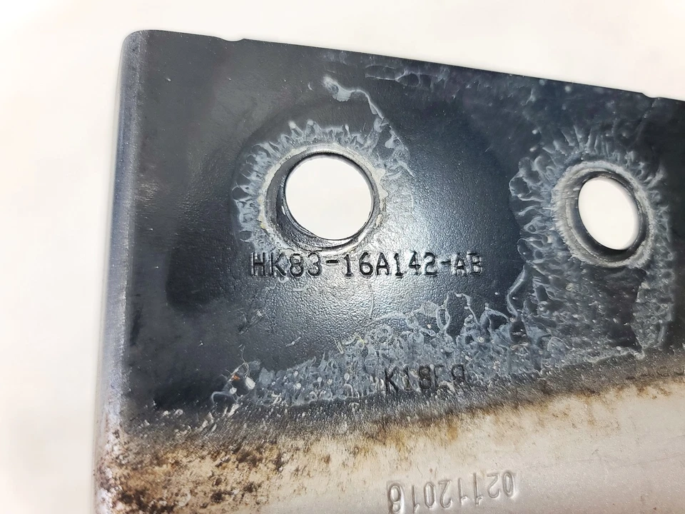 17-23 JAGUAR F-PACE SUPORTE DE MONTAGEM PARA-LAMA DIANTEIRO DIREITO DO LADO DO PASSAGEIRO FABRICANTE DE EQUIPAMENTO ORIGINAL - Imagem 3 de 4