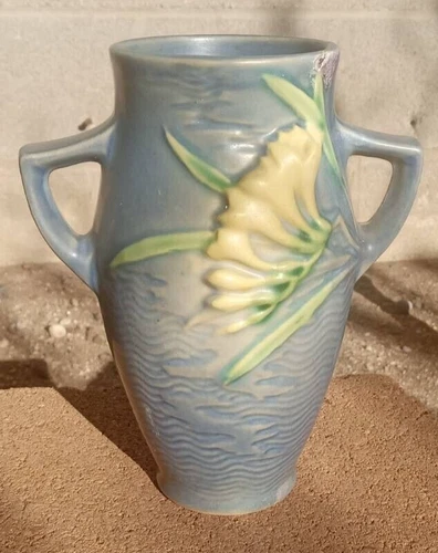 Roseville Fresia Vase #1176 6.25" T x 5" W