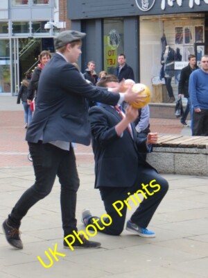 Foto 6x4 Den Ball beim Lesen fangen Diese beiden Jungs haben ein tolles Show-Chaos gemacht c2015
