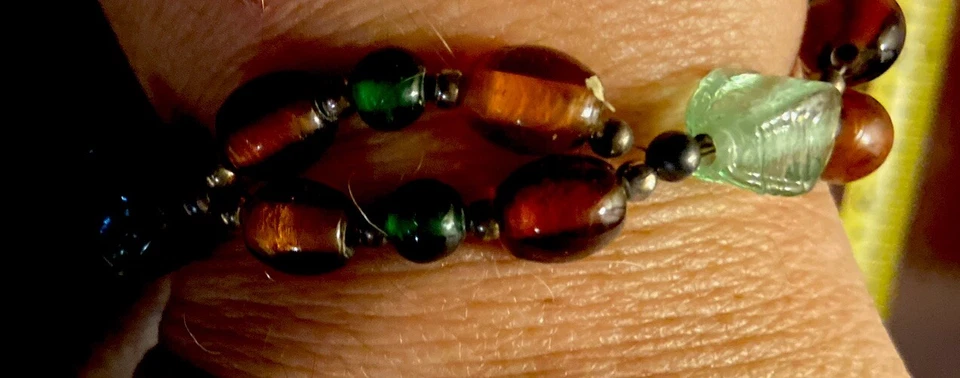 "Pulsera de 7"" verde esmeralda, cuentas de plástico ámbar tono dorado con cierre de palanca" Foto 2 de 4