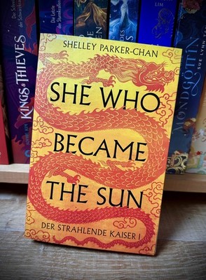 She who became the Sun von Shelley Parker-Chan mit Farbschnitt Bücherbüchse