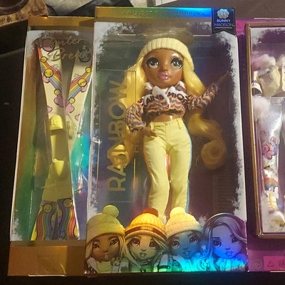 Rainbow High Winter Break Sunny Madison Fashion Doll Set w/ Outfit & Accessories