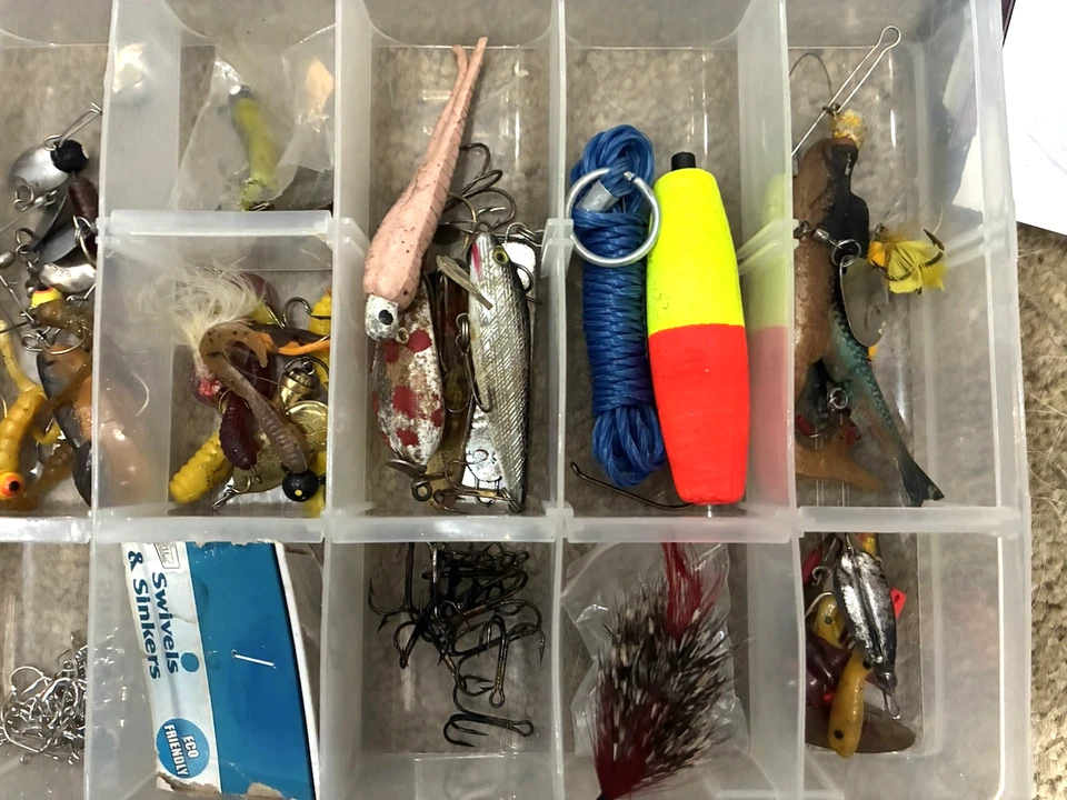 Caja de aparejos Shimano, cargada con señuelos de pesca, pesas, ganchos, bobber, pesas Foto 3 de 4