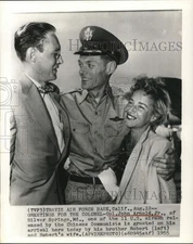 1955 Press Photo Liberated Airman Col. John Arnold Jr. greeted by family in CA