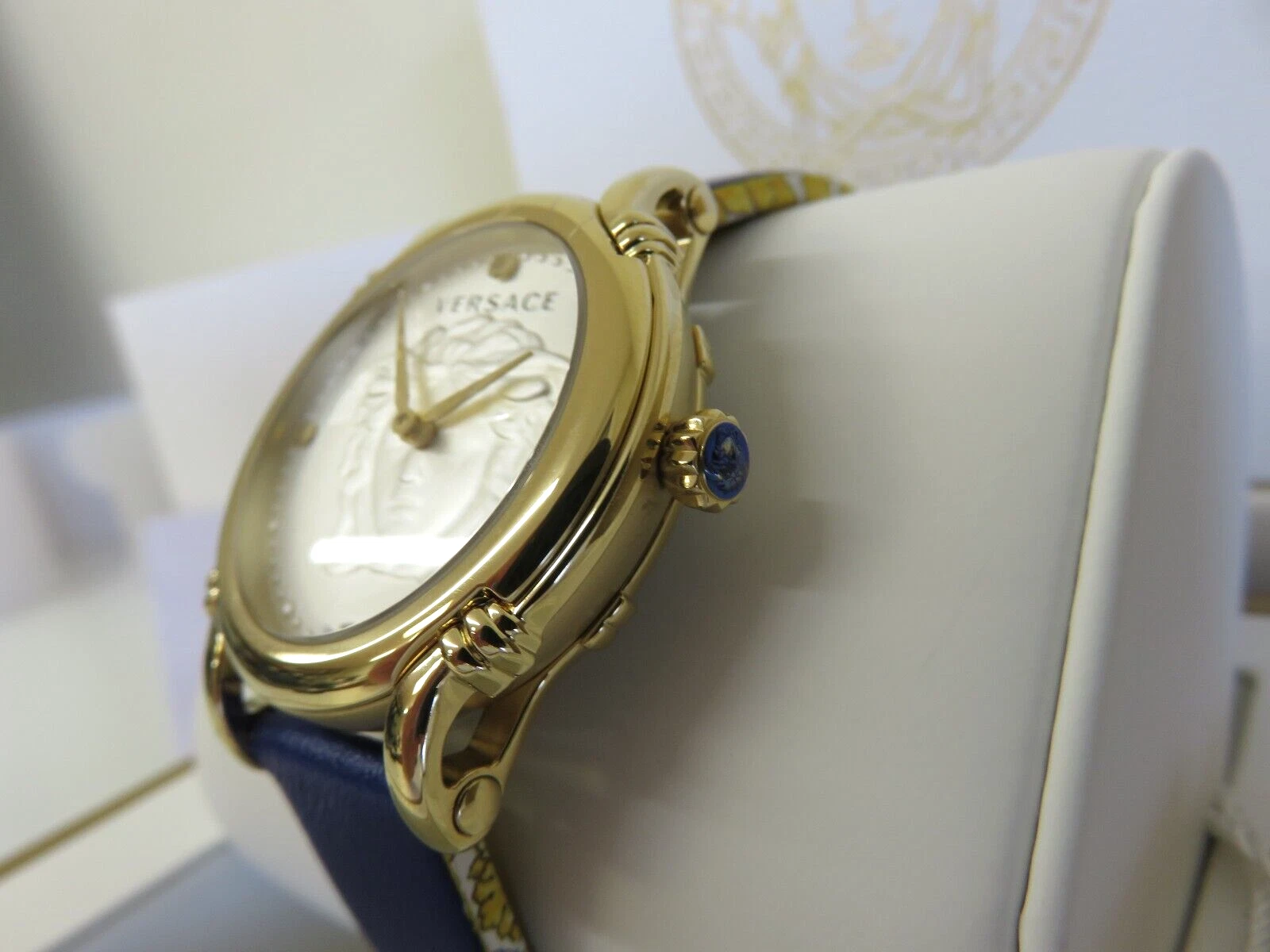 Orologio Versace Donna VEPN00420 Spilla di Sicurezza Swiss Made Oro IP Pelle Blu