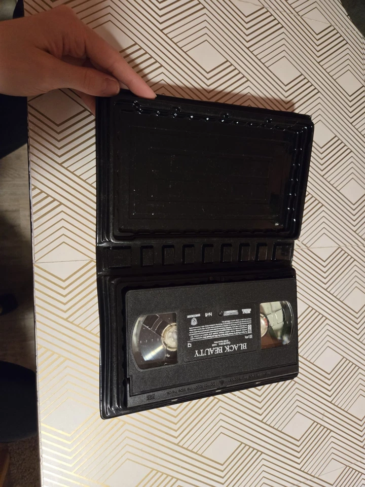 Black Beauty (VHS, 1994, Clamshell) - Image 2 of 4