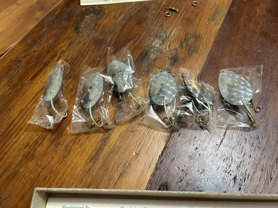 Expositor de tienda de cucharas Cortland Tackle Co Foto 3 de 4