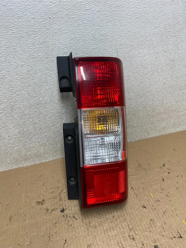Luz trasera pasajero derecho Nissan NV1500 NV2500 NV3500 2012 A 2021 R8387 DW Foto 3 de 4