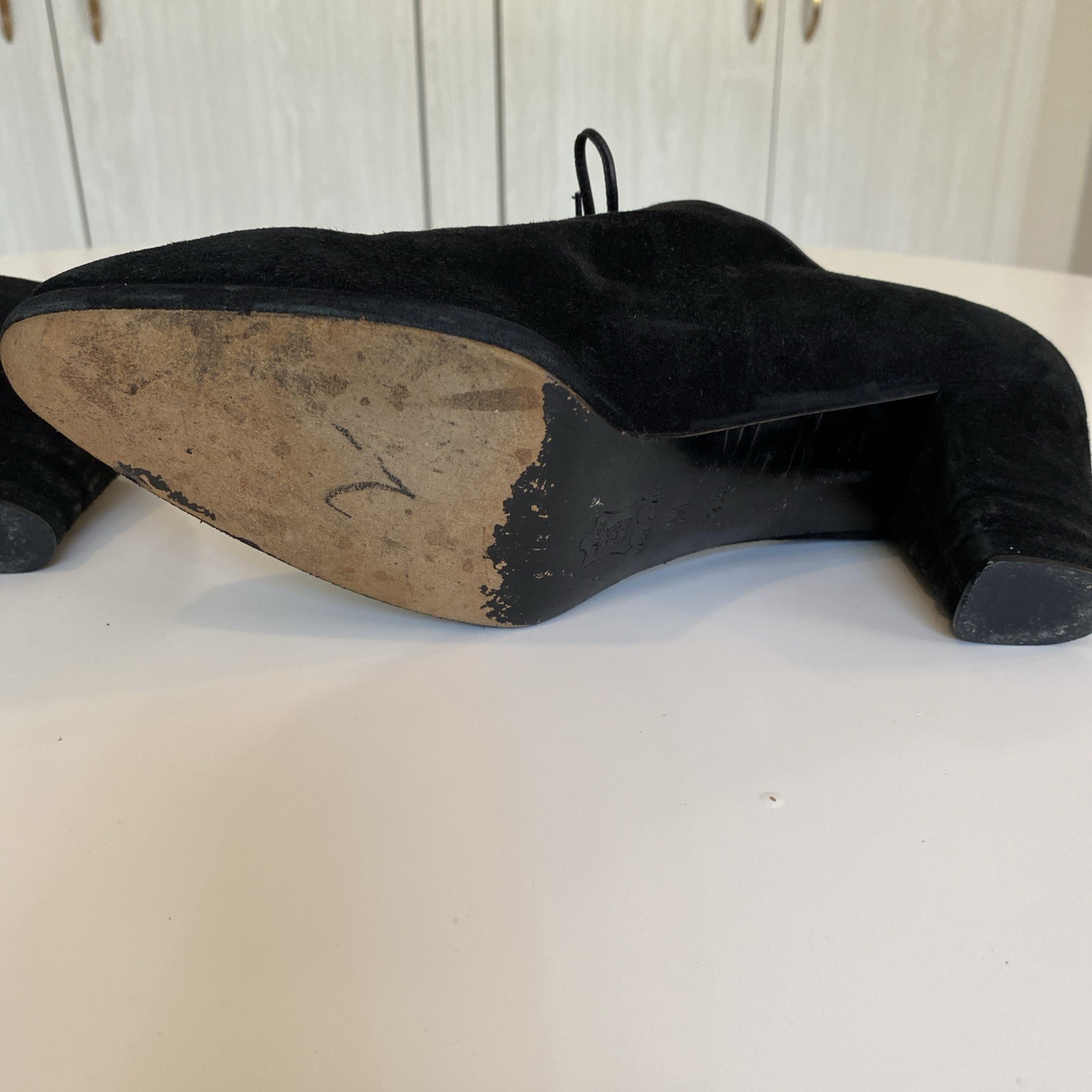 Tacchi alti in camoscio nero con lacci Yves Saint Laurent vintage anni 90