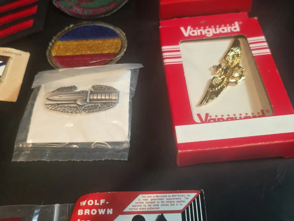 БОЛЬШОЙ ЛОТ ВОЕННЫЕ ВИНТАЖНЫЕ И СОВРЕМЕННЫЕ НАШИВКИ ЛЕНТЫ ТЕМНО-АРМЕЙСКИЕ КРЫЛЬЯ ЗНАКИ ОТЛИЧИЯ БОЛЬШЕ - Изображение 3 из 4