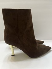 Botines de gamuza marrón Nine West tono dorado tacón de aguja cremallera lateral para mujer 9’s