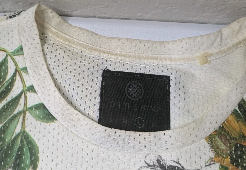 Camiseta On the Byas Masculina L Branca Gráfica Padrão Floral #00 Manga Curta  - Imagem 3 de 4