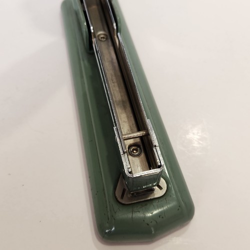 Grapadora de flechas vintage verde aguacate del ejército 210 resistente *NECESITA REPARACIÓN* - Imagen 6 de 7