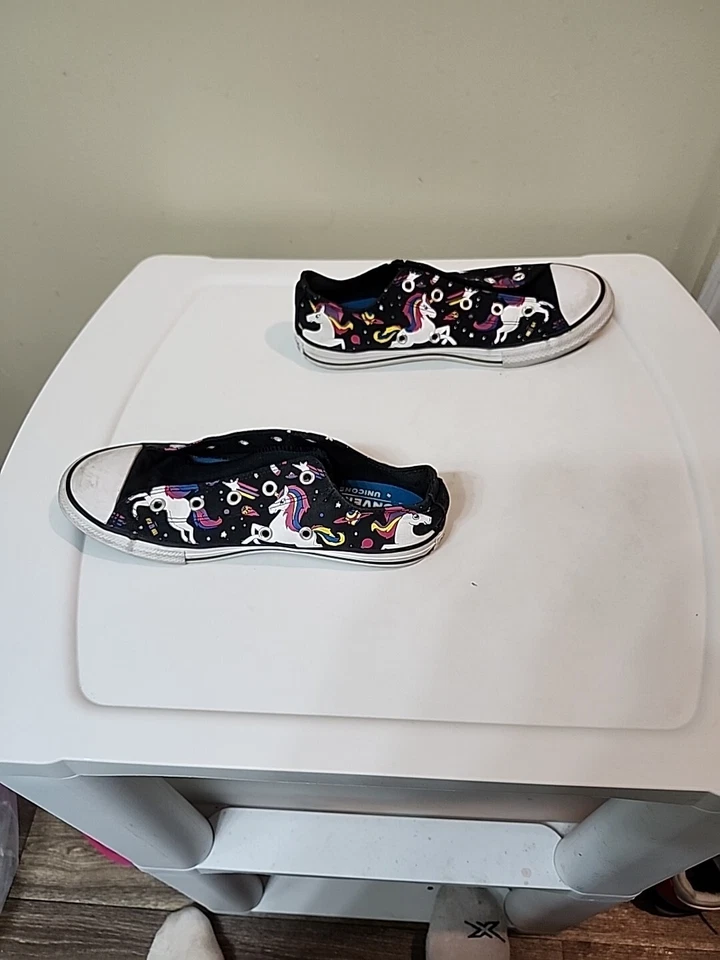 Zapatillas altas Converse para niñas talla 4 con estampado de unicornio en negro Foto 3 de 4