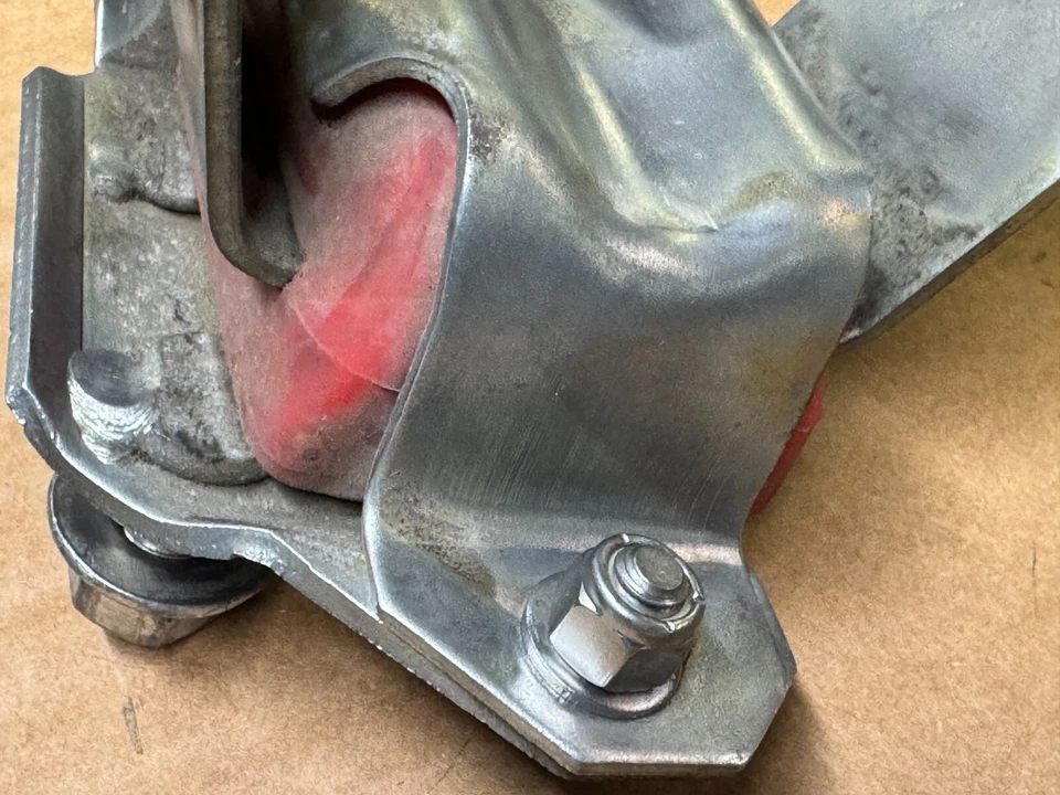 Soportes de motor Ford Mustang 87-93 convertibles de fábrica estilo uretano mercado de accesorios Foto 2 de 4