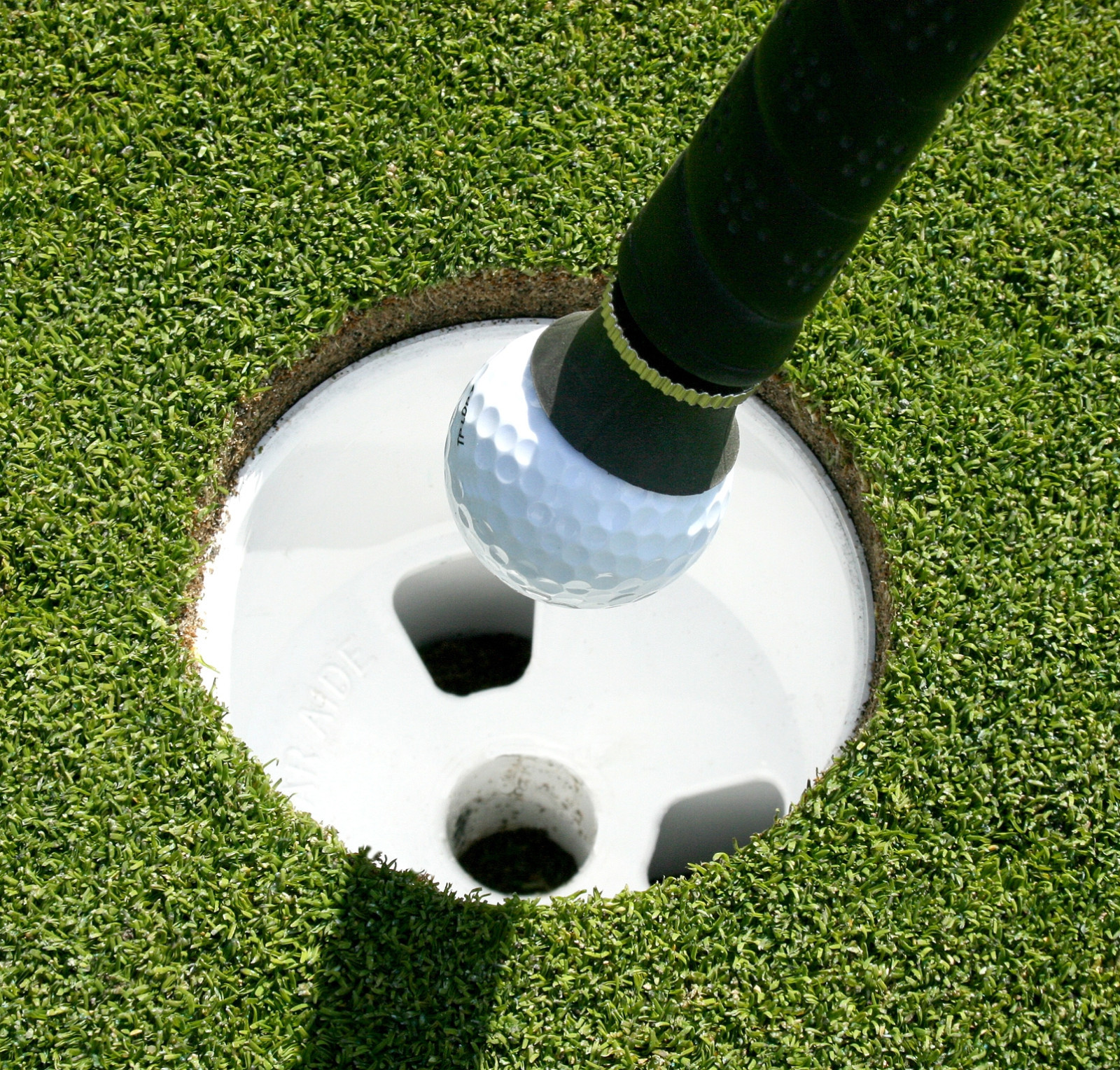 Suck-It-Up Golf Ball Pick-up ~ Suction Cup Retriever Screw in Putter Club Grip