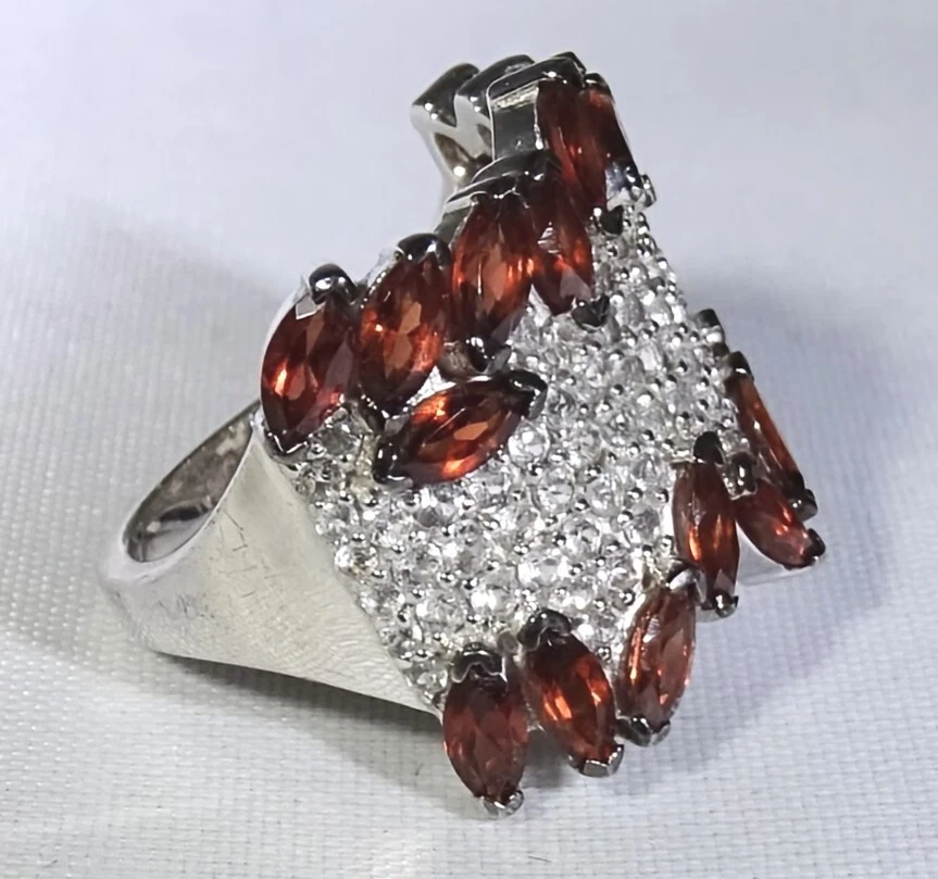 Anillo de zafiro blanco y granate  Foto 4 de 4