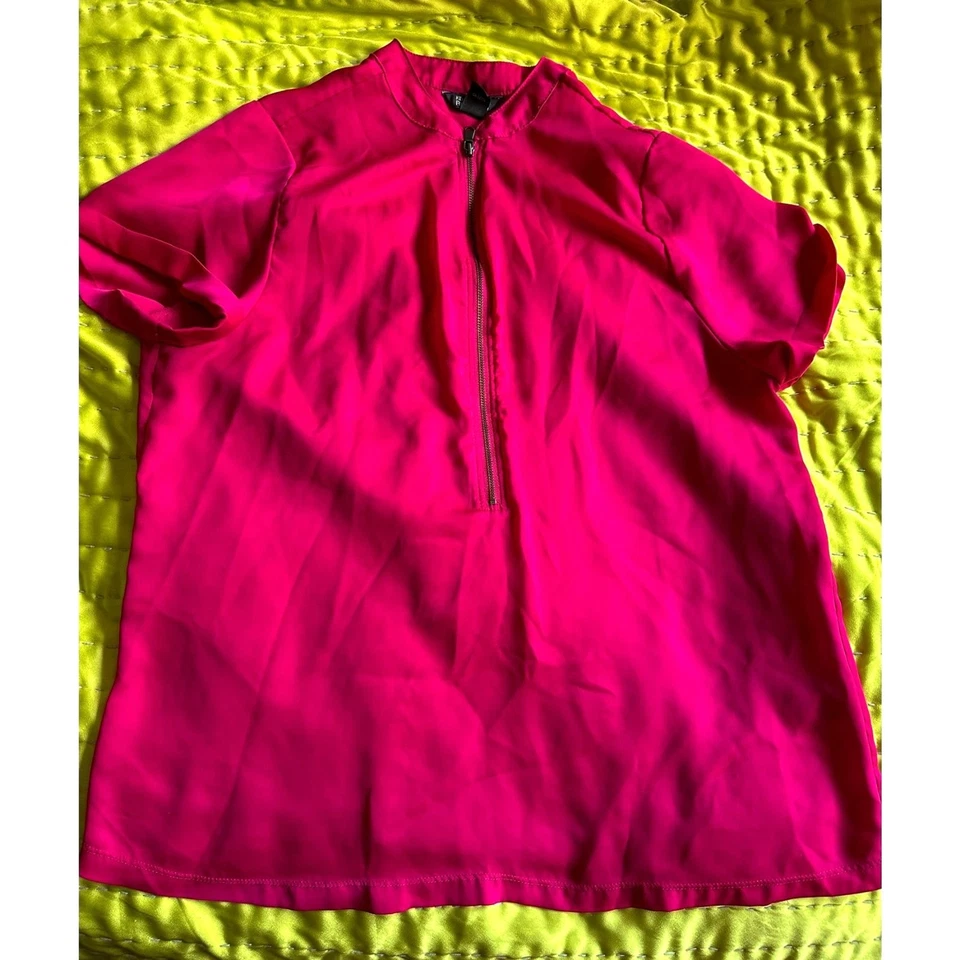 Blusa Kenneth Cole Reaction Fuscia Manga Corta Satén Talla Grande Usada en Excelente Condición Foto 4 de 4