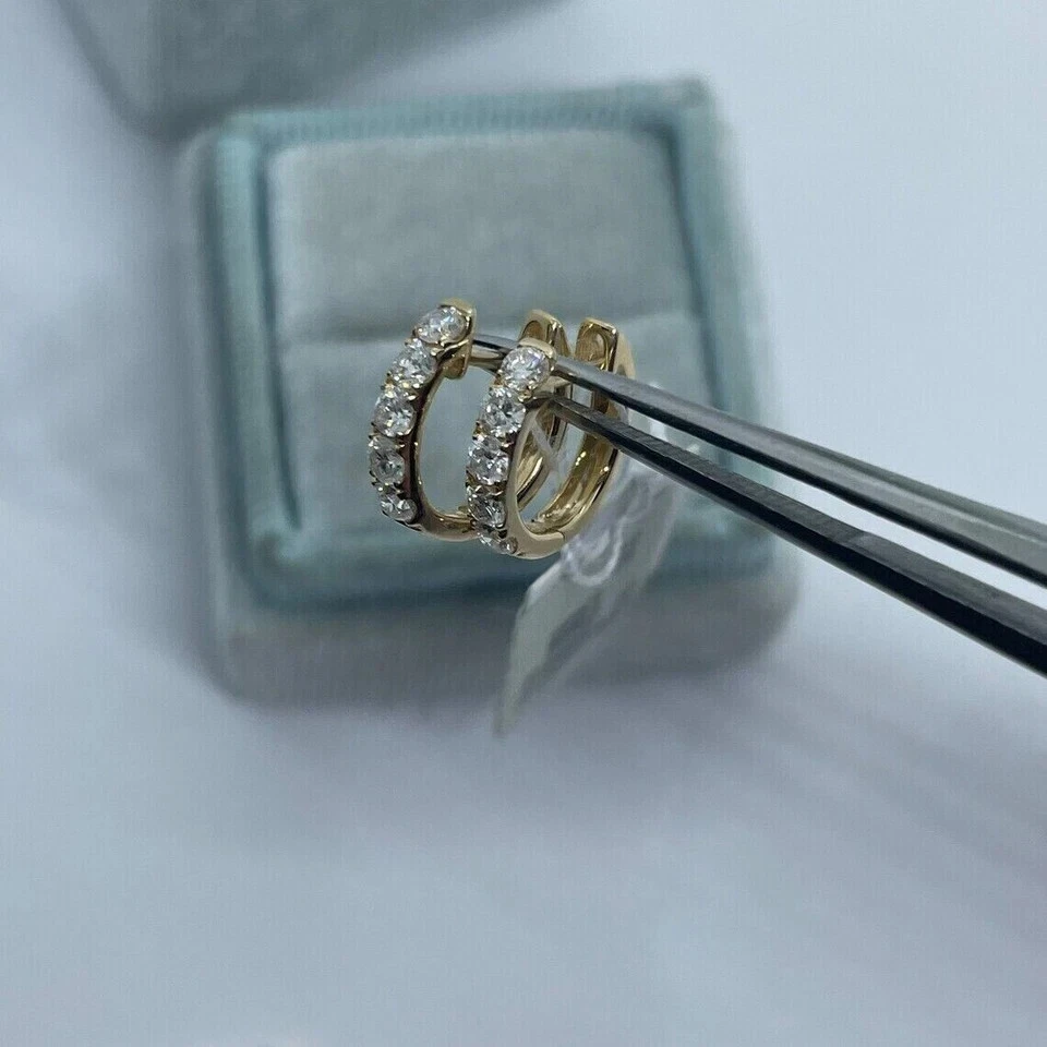 Aretes tipo argolla Huggie pequeños de diamantes redondos creados en laboratorio de 1 quilate enchapados en oro amarillo de 14 quilates Foto 3 de 4