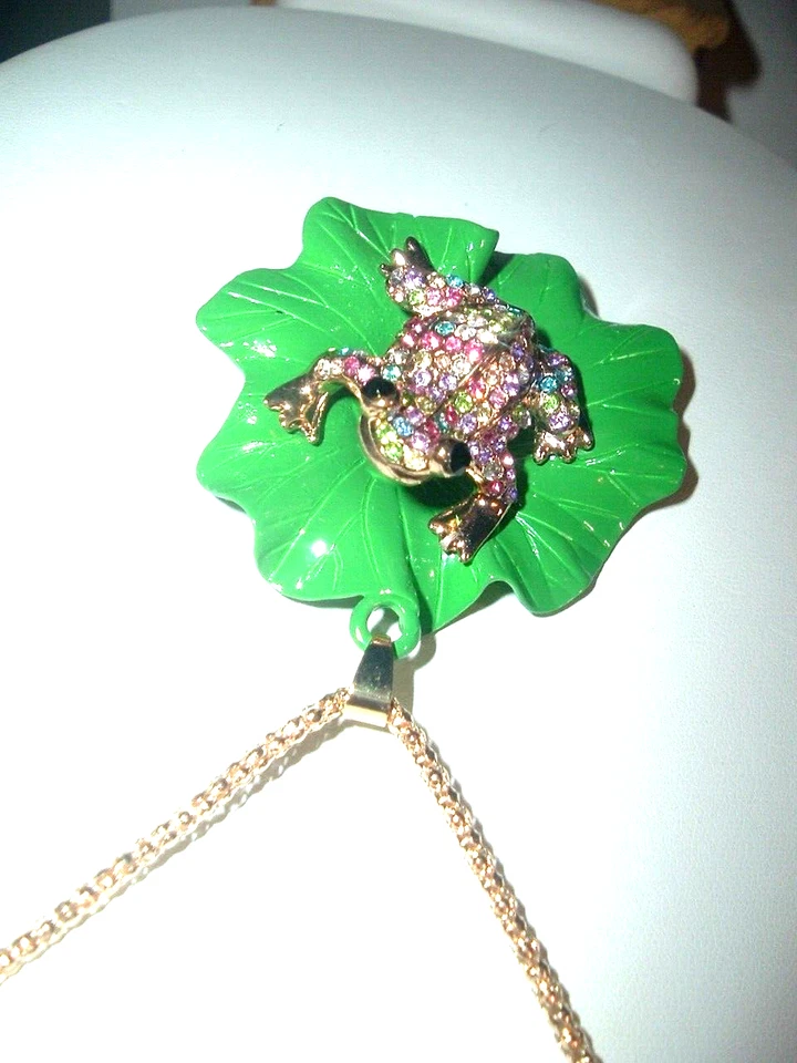 COLLAR Betsey Johnson Multicolor Imitación Pavé Cristal Verde Esmalte RANA Dorado Foto 2 de 4