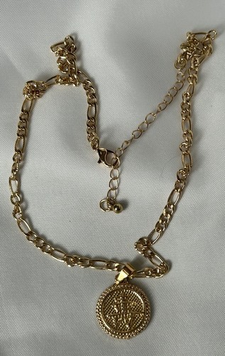 Schöne goldfarbene Figarokette mit asiatischem Scheibenanhänger. Maße 16 Zoll mit 3 Zoll Verlängerung - Bild 2 von 3